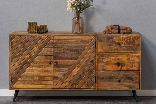 smal dressoir van mangohout met planken en lades in speels ontwerp 145 cm breed